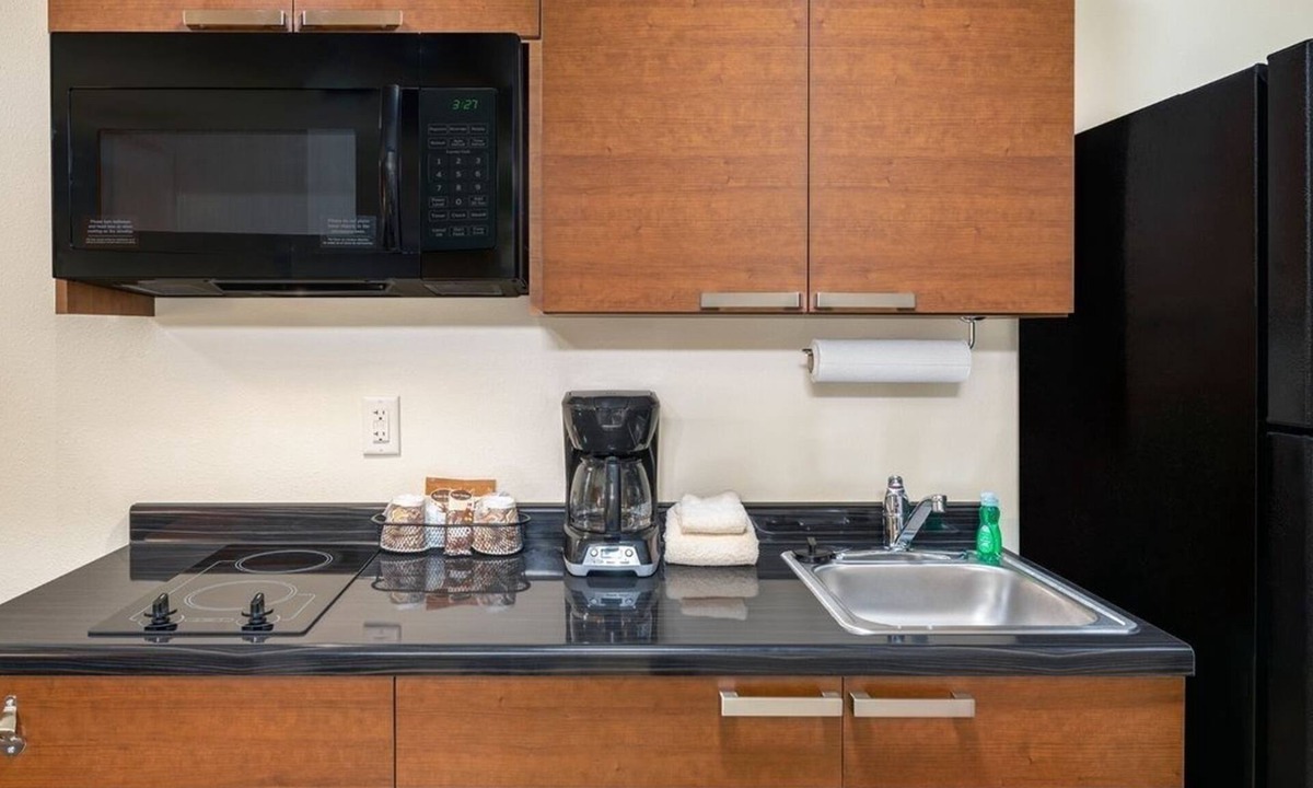 Monaca Hotel | 4 Comfortable Units w/Kitchenette & Free Parking Near Monaca Riverfront Park