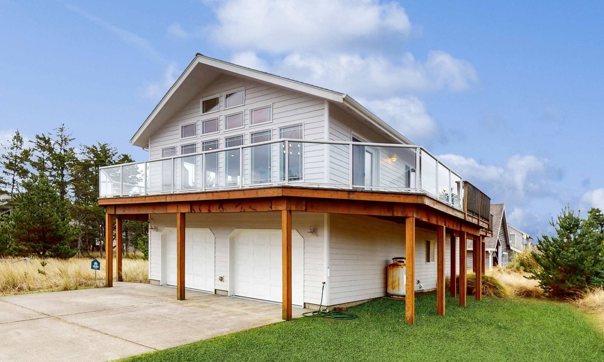 Kiwanda Shores House | Bright remodeled home with furnished deck and private beach access dog friendly