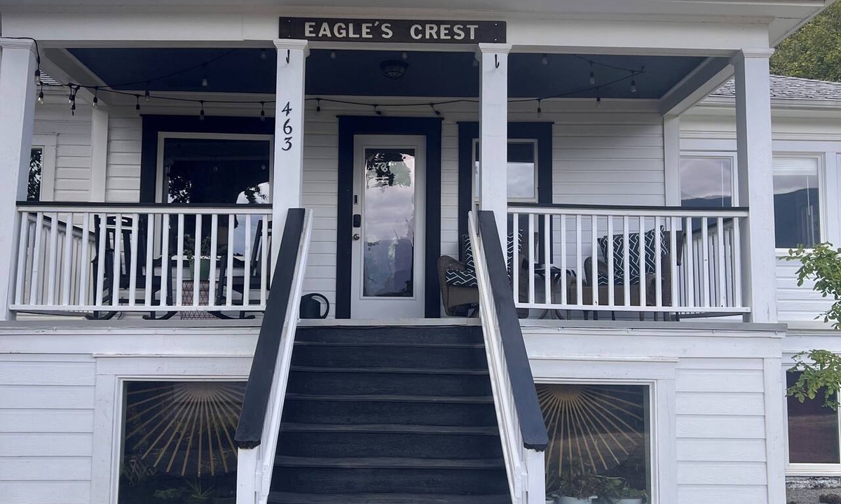 Stevenson House | Cozy 2-bedroom house with the Columbia View that will take your breath away.
