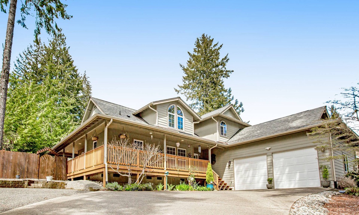 Allyn-Grapeview House | Fairway-view home with deck, grill, central AC, game room, Ping-Pong, & WiFi