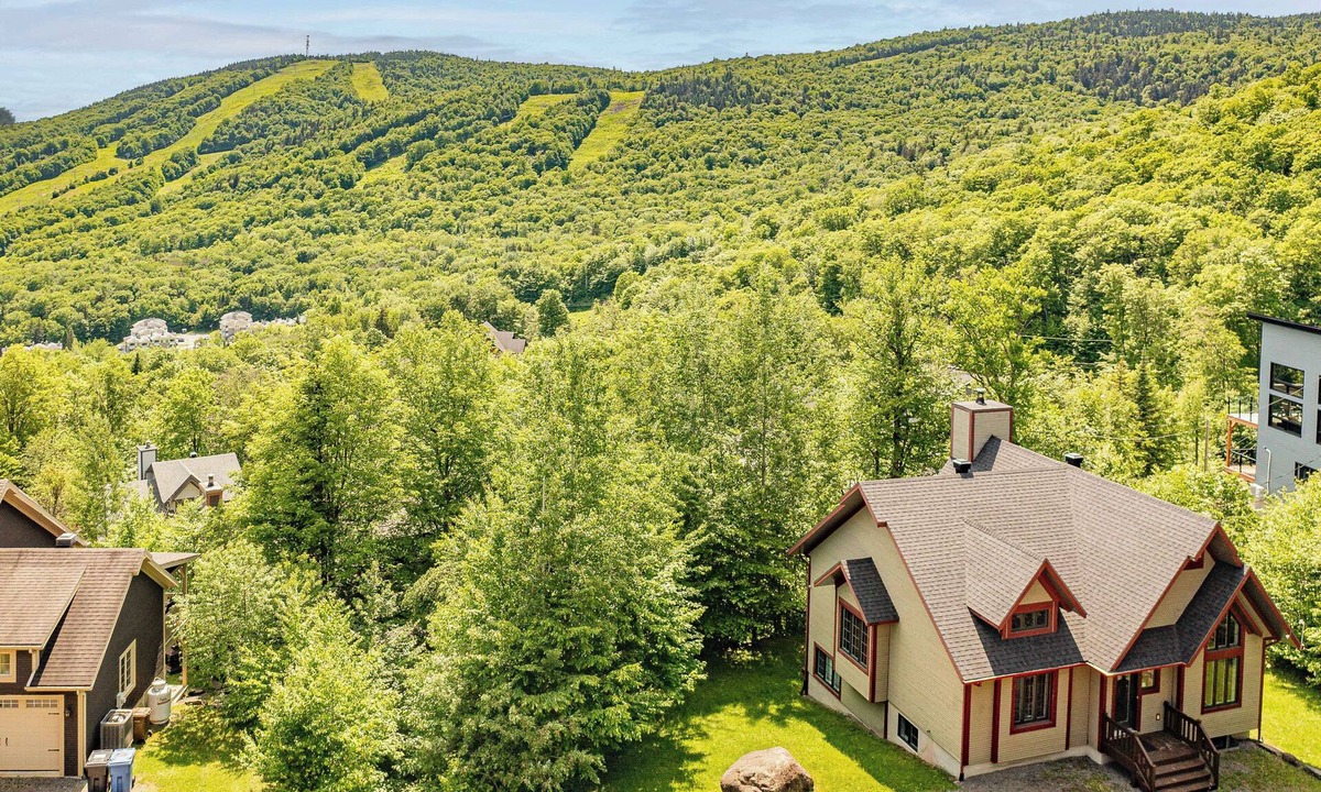 Stoneham Ski Chalet | The Summit | 4Season Spa | Fireplace | BBQ | Near Stoneham | Terrace | WIFI | AC