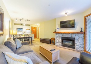 Aspens #215 Prime Ski-in Ski-out Location! Pool, Hot tubs, BBQ, sleeps 4 in Whistler