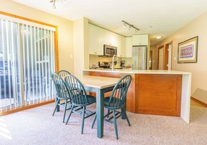 Aspens #252 Prime Ski-in Ski-out Location! Pool, Hot tubs, BBQ, sleeps 6 in Whistler