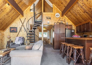 Chalet #2, Charming Ski In/Ski Out Steps to the M in Mammoth Lakes
