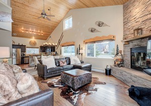 Condo w/private hot tub close to Town Center & Big Sky Resort - The Hallmark Chalet in Big Sky