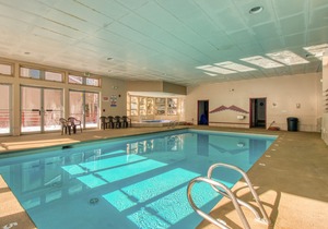Spacious Ground-Level Condo with Ski Views, Shared Pool and Hot Tub in Keystone