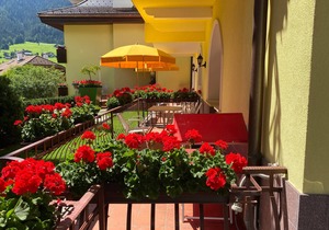 Villa Stella Apartment N52 near the ski lifts. Wi-Fi, terrace and garden in St.Ulrich