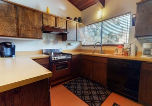 Vintage & Spacious Cabin Get-a-way! Near The Village & Pool On-Site in Mammoth Lakes
