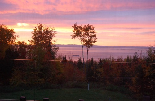 Petite-Riviere-Saint-Francois Ski Chalet | BREATHTAKING VIEW of St-Lawrence River - HOT TUB - 15min from Le Massif