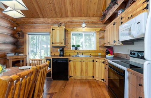 Oregon Water Wonderland House | Cozy Log Cabin on Quiet Cul-de-sac, Trails, River Nearby, 3 Mi from Sunriver, Covered Front Porch