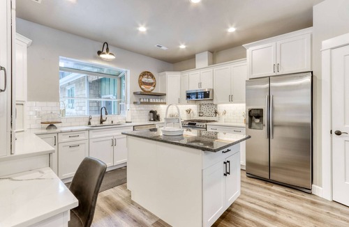 Oregon Water Wonderland House | Dream on the Deschutes River with private sauna, game room, & massage chairs