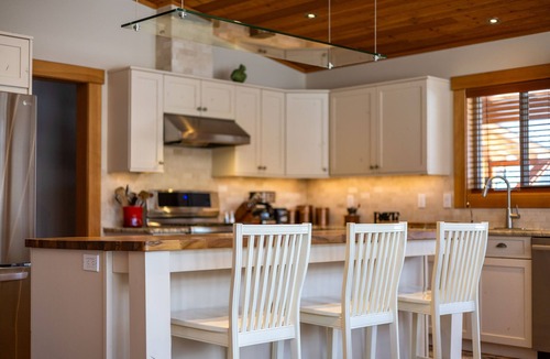 Fernie Ski Chalet | Epic Views with Hot Tub, Sauna & Fitness Room.