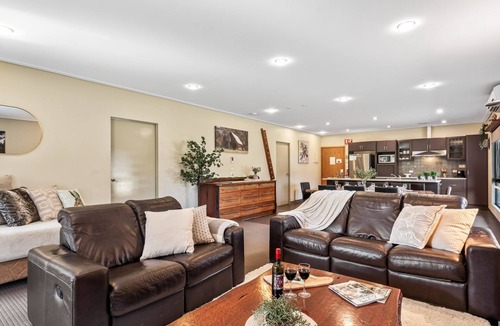 Crackenback Cabin | Kickenback Lodge - 3BR Lodge l Gym l Indoor Pool l Tennis l WiFi l Air-Con