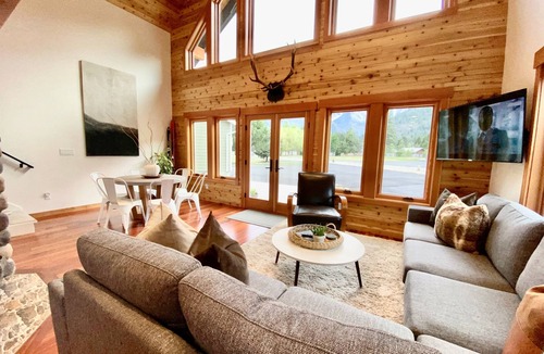 Leavenworth Ski Chalet | King Bed Hot Tub Views Fire Pit Fast WiFi