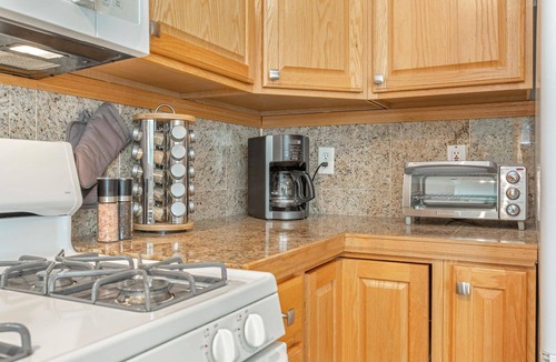 Summit Cove House | Lake & Mountain Views |2 King Beds |Private Hot Tub |Ski Locker |Heated Garage Parking