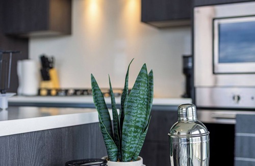 Downtown Kelowna Condo | Luxury 32nd-floor condo in Kelowna with stunning views of Okanagan Lake and City Park.