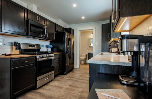 Boutiliers Point Cottage | Luxury Oceanview Retreat | Private Hot Tub | Shared Sauna | Near Halifax