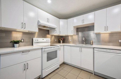 Calgary Apartment | Modern and Spacious 2 Bedroom Retreat Near DT & Airport; Fully Renovated