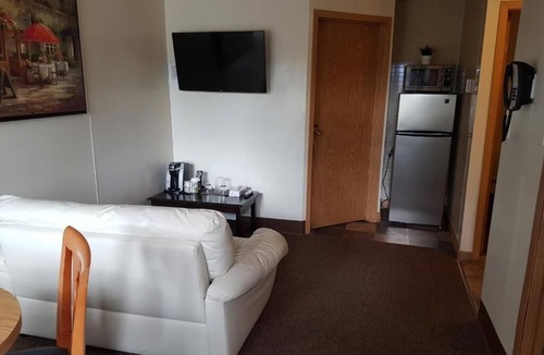 Hinton Hotel | Pines Motel
