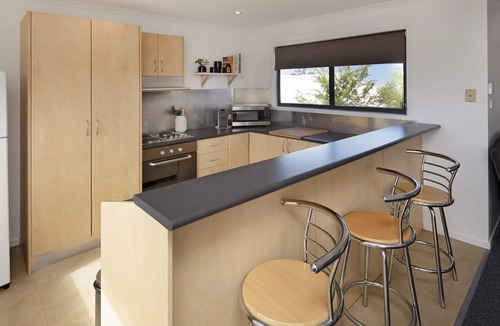 Jindabyne House | Silvertrees 5 - Central 3BR Townhouse l Lake Views l Spa l BBQ l WiFi