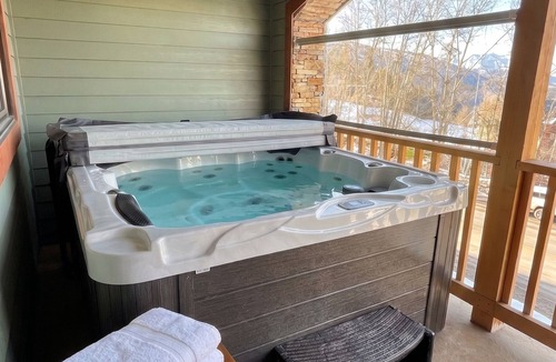 East Kootenay Condo | Ski-In/Out Mountain Escape with Hot Tub