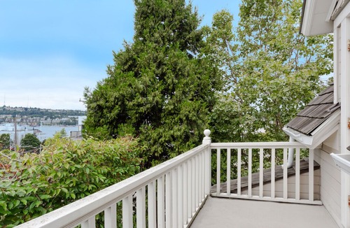 Eastlake House | Spacious Updated Victorian in Eastlake w/ Lake-View Balcony & Chef’s Kitchen