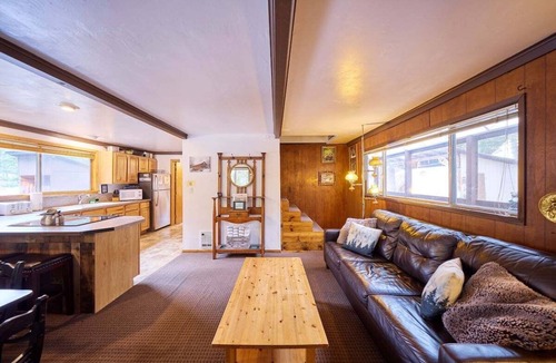 Ardenvoir House | Unique Family Cabin w/Outdoor Sleeping Porch & Hot Tub