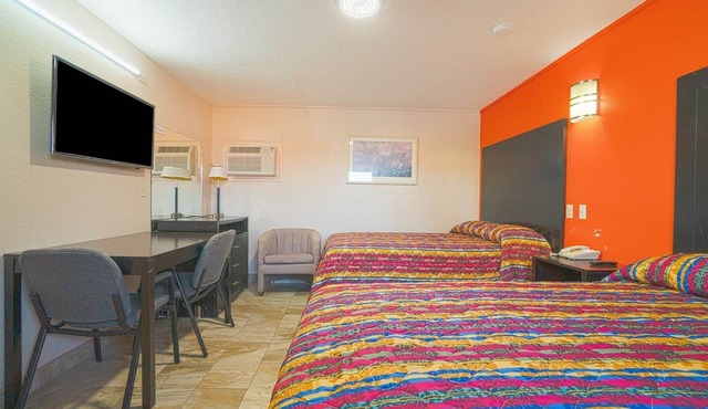 2 Queen Beds with Kitchenette in Weslaco TX