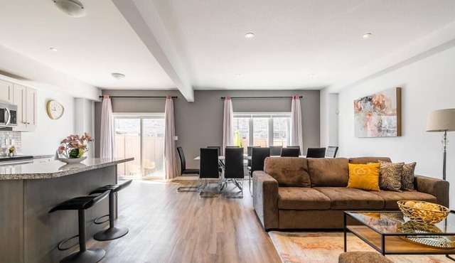 20 Ppl 5BR Townhome on the Lake. HotTub, Gym, BBQ in Hamilton/Canada
