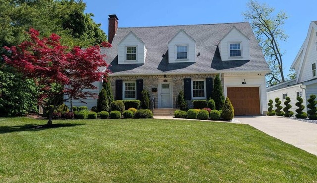 3-Bedroom Cape Cod Oasis, Private Yard, Fire Pit in Richmond