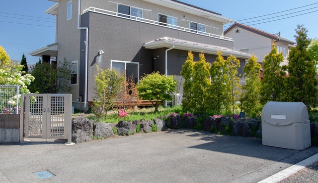 3 minutes drive to Fujikyu Highland! It takes only 5 minutes to reach the shore of Kawaguchi Lake. Many convenience stores and supermarkets nearby. Accommodates up to 7 people. You can also barbecue in the garden! in Kofu