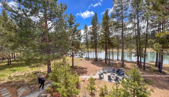 3 Private Riverfront Acres. Sleeps 30. Dock/Hot Tub/Pool Table/Disc Golf in Bend
