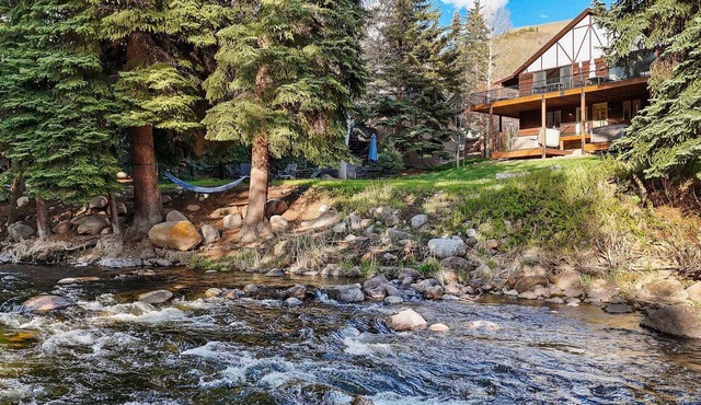 3BR West Vail riverfront duplex, hot tub, fireplace, yard in Vail