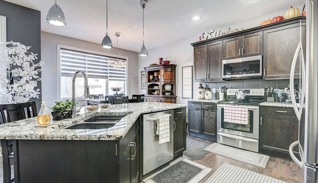 7 minutes away fro Edmonton International Airport beautiful home stay in Leduc