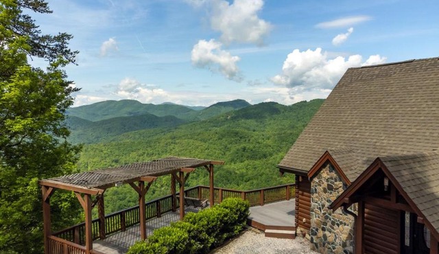 A Celestial Chalet Pets, Hot Tub & Mountain View in Old Fort