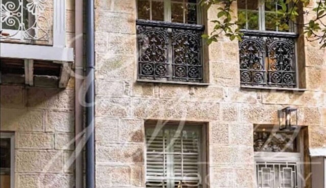A Touch of Soho: Luxurious Historic Residence in Darlinghurst