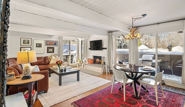 Aspen Mountain Views, Bright Corner 2BR, Pool, Hot Tub, 7-Min Walk to Gondola in Aspen
