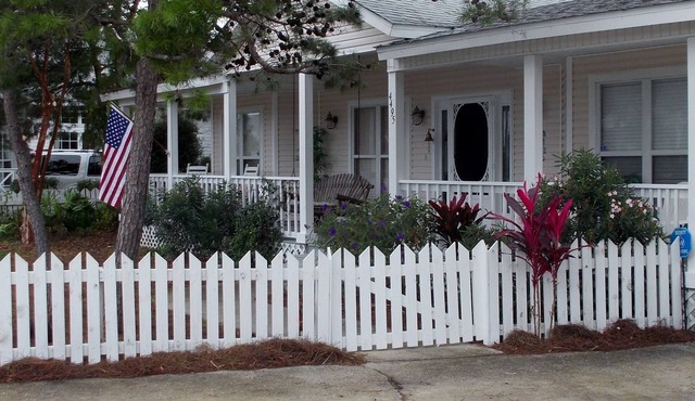 BEACH COTTAGE 3BR , GOLF CART W/HOUSE, PORCH SWING ,POOL 30 STEPS AWAY, PETS LOV in Destin