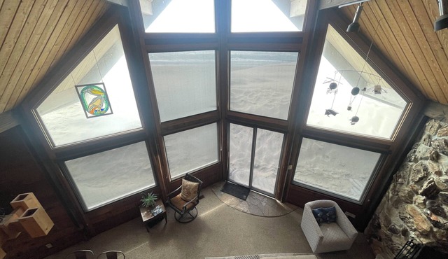 Beachfront 3-bedroom 2-bath beachhouse with WiFi in charming Pacific City in Cloverdale