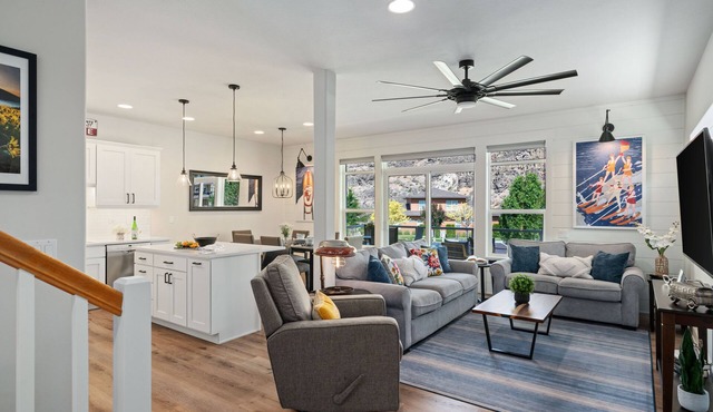 Beautifully Updated Crescent Bar Condo FREE GOLF in Quincy