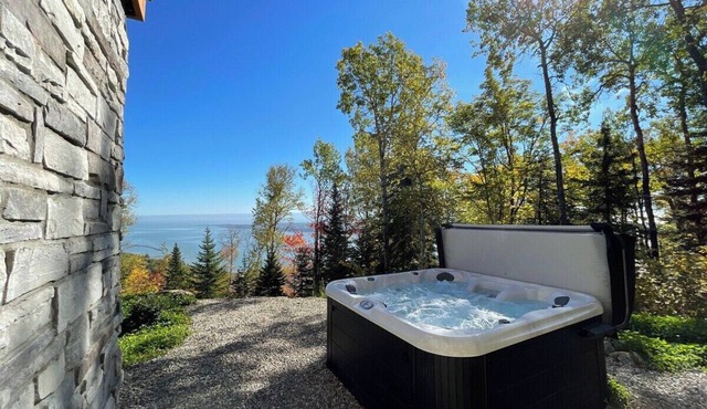 Bellevue 169: St. Lawrence Views & Hot Tub in Les Éboulements