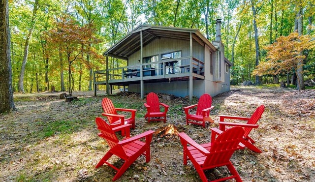 Bright and Spacious Cabin with Hot Tub, Fire Pit, and Grill Perfect for Your Hedgesville, WV Getaway in Hedgesville