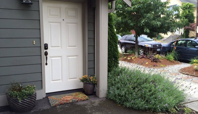 Bright, comfy 1-bedroom townhome in Ballard, Seattle perfect for your getaway in Seattle