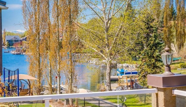 Calgary Lake House B&B in Calgary