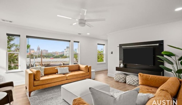 Capitol View DT w Elevator with Free Swim Club Access in Austin