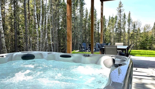 Chalet Alpaga 21: Sauna, Hot Tub & Forest Views in Baie-Saint-Paul