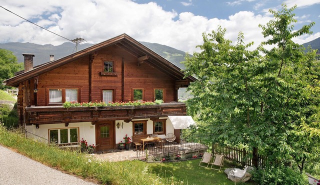 Chalet 'Glosaleite Zillertal' with Mountain View, Private Terrace and Wi-Fi in Zellberg