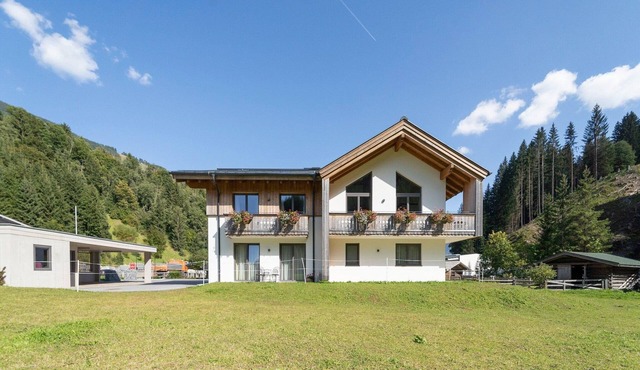 Chalet in Saalbach near Ski Lift in Saalbach-Hinterglemm