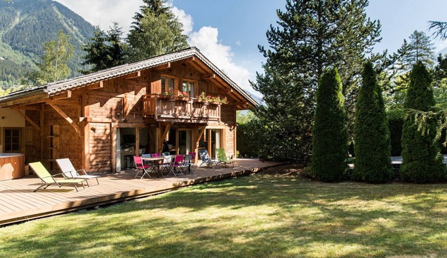 Chalet with Mont Blanc Views, Hot Tub & Separate Apt in Chamonix-Mont-Blanc