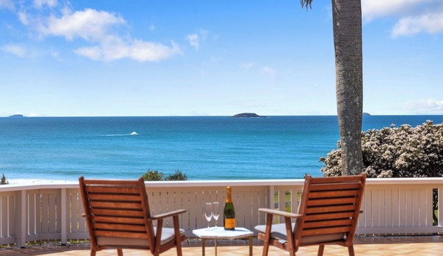 Charlesworth 15 - Sleeps 15, Beachfront Reserve, Pet Friendly, Amazing Views in COFFS HARBOUR